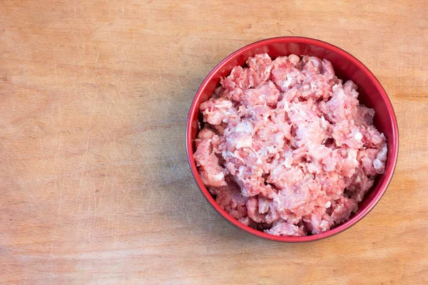 Frisches rohes Hackfleisch auf einem Schneidebrett, Nahaufnahme von oben — Stockfoto