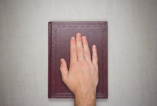 Bir adamın avuç içinde bir kitap, İncil üzerine yemin ettim. Üstten Üstten Görünüm