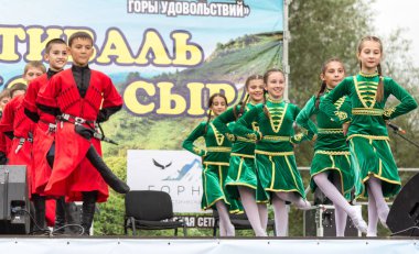 Çocuk dans grubu geleneksel Çerkes giysiler açık Çerkezce peynir Festivali