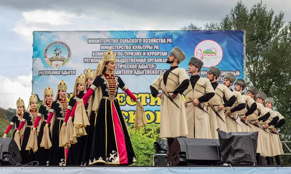 아디게야 공화국 Circassian 치즈의 축제에서 Adygeya Nalmes의 민속 무용의 국가 학문적 인 앙상블 — 스톡 사진