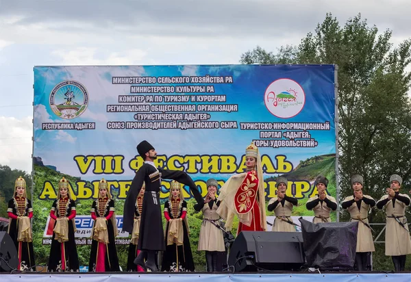 L'ensemble accademico statale di danza popolare di Adygeya Nalmes alla festa del formaggio circasso nella Repubblica di Adygea — Foto Stock