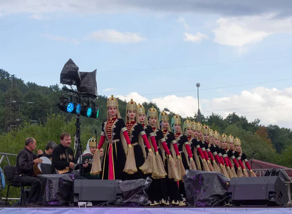 音乐家和女性组成的国家学术合奏的阿迪格自治 Nalmes 在切尔克斯奶酪节民间舞蹈 — 图库照片