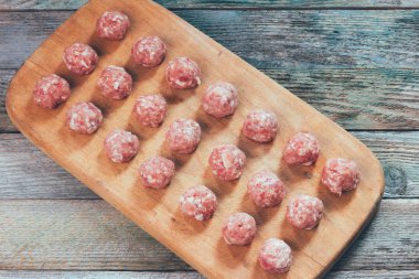 ev yapımı köfte rustik ahşap bir masa üstten görünüm yakın çekim üzerinde kesme tahtası