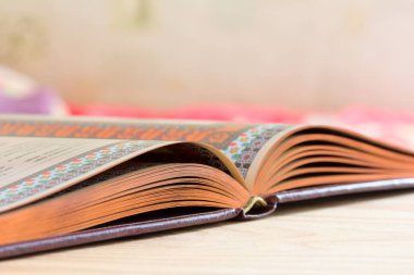 Tablo, seçici odak ve sığ derinlik-in tarla yaldızlı kenar ile açık kitap