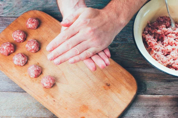 Male hands prepare homemade meat balls, top view close-up — Stock Photo, Image