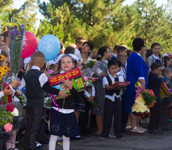 mutlu çocuk hediyeler ile birinci sınıfta el ile öğretmenler ve öğrenciler, okulda ciddi cetvel bilgi günde kayıtlı