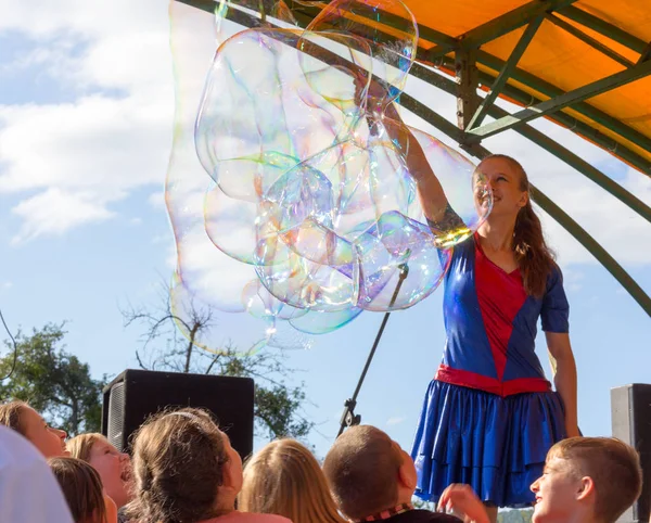 Show de burbujas de jabón y niños felices — Foto de Stock