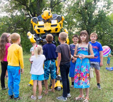  çocuklar eğlenmek ve kostüm trafo bumblebee animatör ile oynamak