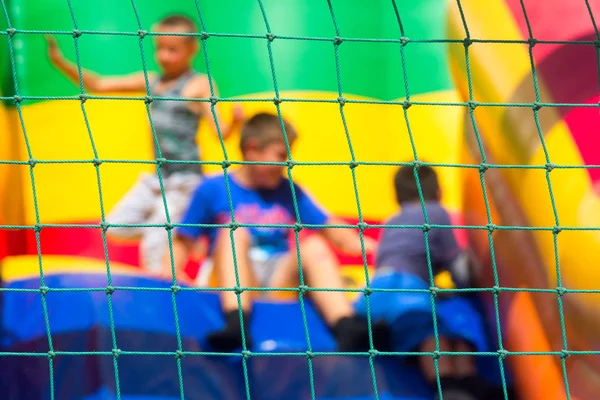 Fondo abstracto borroso, los niños juegan en el trampolín, se puede utilizar para la ilustración de artículos sobre entretenimiento de los niños — Foto de Stock