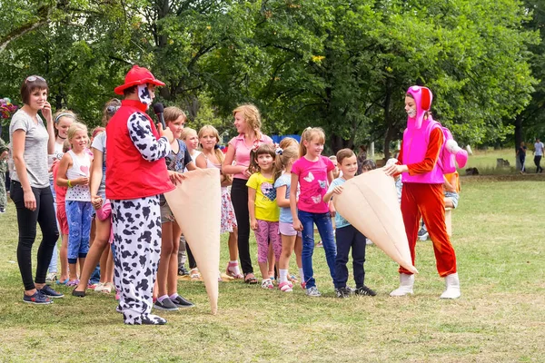 Children have fun and play with the animators in funny costumes — Stock Photo, Image