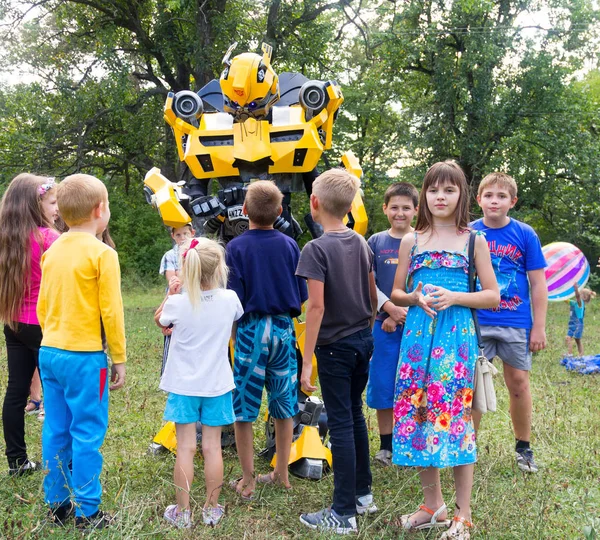 çocuklar eğlenmek ve kostüm trafo bumblebee animatör ile oynamak