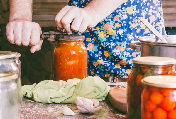 Muž jí trvá na zachování staré rustikální kuchyně — Stock fotografie