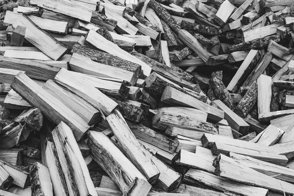 一堆碎木头的炉子和壁炉，黑白照片 — 图库照片