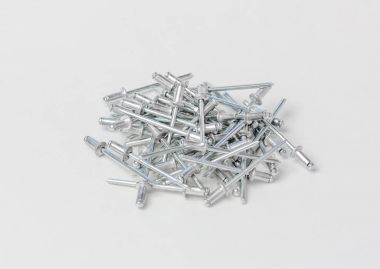 riveter veya manuel ve elektrikli perçin tabancası üzerinde gri bir arka plan için perçin