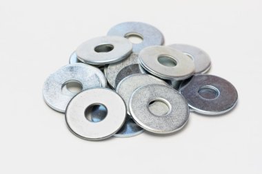 gri arka planı portre üzerinde çelik contalar