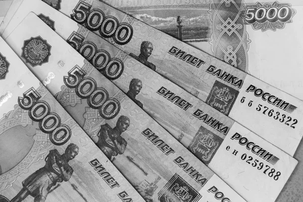 Бумага Российские банкноты 5 тыс. руб. Вид крупным планом, черно-белое фото — стоковое фото