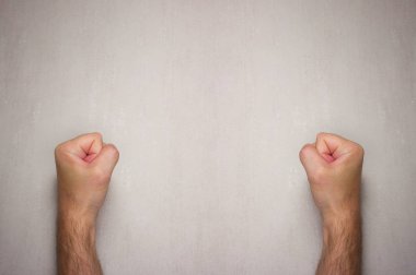 erkek kıllı eller yumruk gri arka plan üzerinde içine sıktı. Dalga metin, ifadeler, yazı için