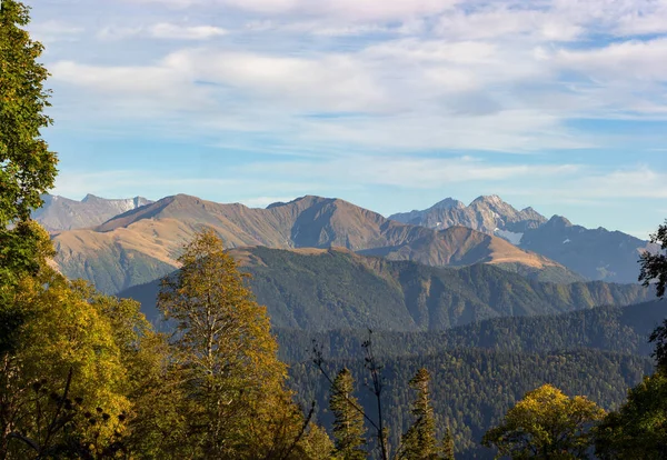 Panoramic photo of autumn landscape with natural mountain views — Stock Photo, Image