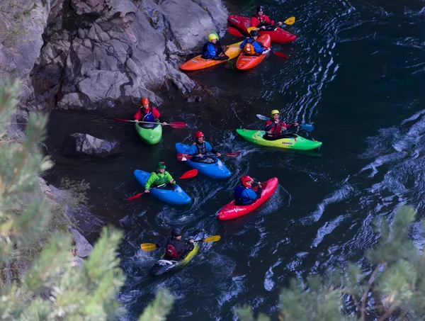 A group of kayak athletes descends on kayaks along the Belaya mountain river in Adygea in the autumn, the top view — Stock Photo, Image