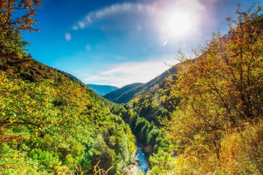 Adıge eteklerinde güneşli sonbahar günü