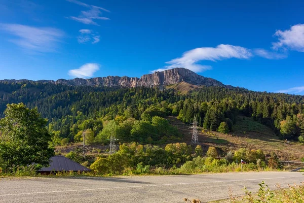 Autumn landscape mountain range Nagoya-Kosh in Adygea against the blue sky — Stock Photo, Image