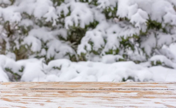 Naturliga suddig vintern bakgrund med ett träbord och en monteringsområdet för placeringen av objekt. håna upp för text, Grattis, fraser, bokstäver — Stockfoto