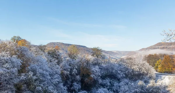 Automne hiver paysage, première neige dans les contreforts — Photo