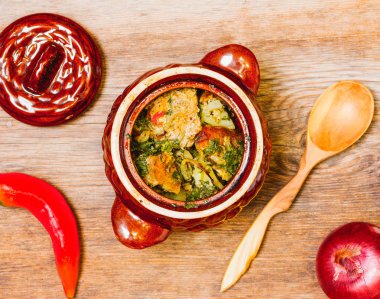 haşlanmış et kil pot, üstten görünüm tatlı patates ile