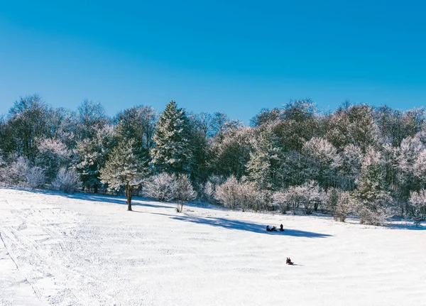 Paisaje invernal en la estación de esquí de montaña en las estribaciones del Cáucaso, trineos para niños —  Fotos de Stock