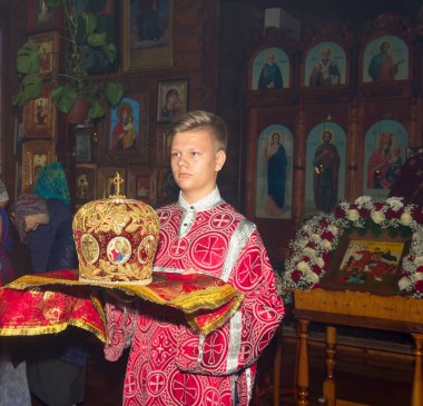 genç adam subdeacon Piskopos şapka gönye tutar