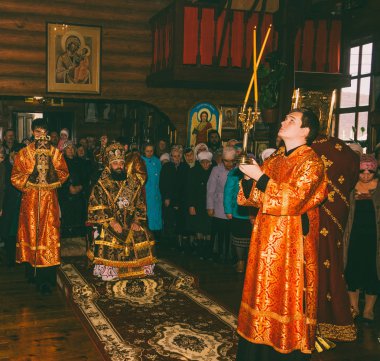 bir Ortodoks Kilisesi Başpiskoposu katılımı ile şenlikli bir ayini