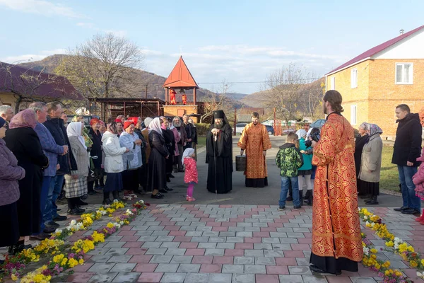 Feligreses de la Iglesia ortodoxa saludaron al arzobispo —  Fotos de Stock
