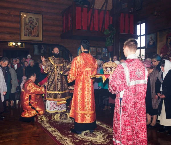 Festlig liturgin i den ortodoxa kyrkan med deltagande av ärkebiskop — Stockfoto