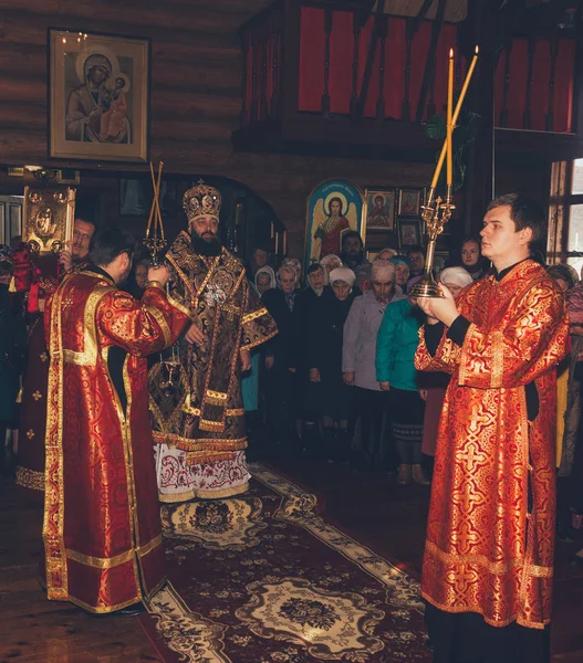 Una liturgia festiva en una iglesia ortodoxa con la participación del Arzobispo, Archidiácono y Subdiácono —  Fotos de Stock