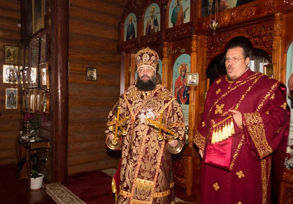 De aartsbisschop en aartsdiaken serveren aan de Goddelijke Liturgie in de orthodoxe kerk — Stockfoto