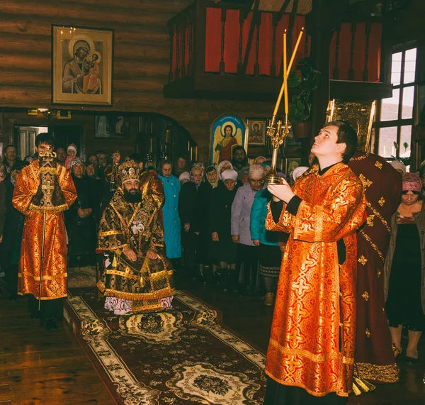 bir Ortodoks Kilisesi Başpiskoposu katılımı ile şenlikli bir ayini