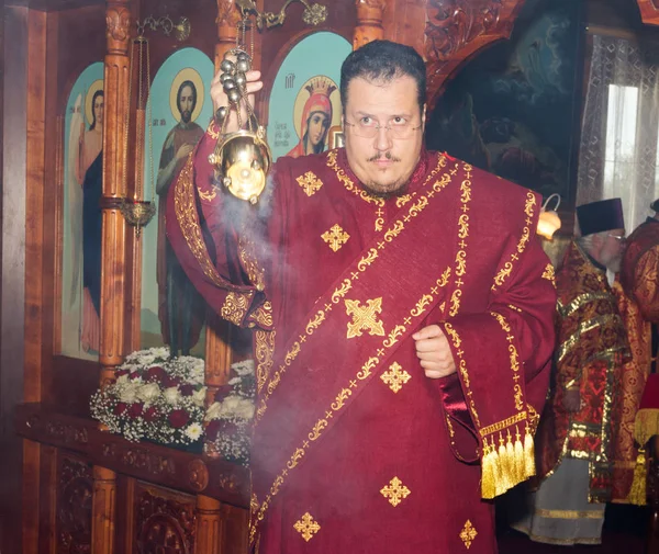 Aartsdiaken met een wierookvat bewierookt de heilige liturgie in de orthodoxe kerk — Stockfoto