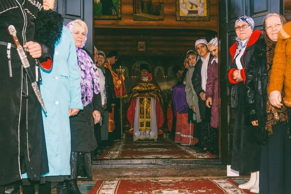 De parochianen en de geestelijkheid wachten op de komst van de aartsbisschop in de orthodoxe kerk — Stockfoto