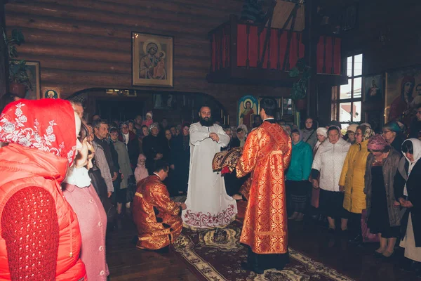 Las vestiduras del obispo en la divina liturgia en la Iglesia ortodoxa —  Fotos de Stock