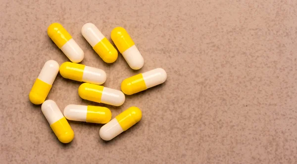 Cápsulas Antibióticas Sin Embalaje Primer Plano Sobre Fondo Gris Con — Foto de Stock