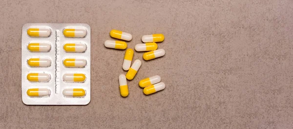 Blister Con Antibióticos Cápsulas Cápsulas Sin Embalaje Sobre Fondo Gris — Foto de Stock