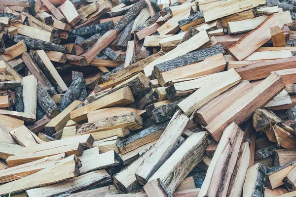 一堆切碎的山毛榉 树和灰烬木柴 用于炉子和壁炉 — 图库照片