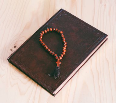 İncil ve masa üstü üzerinde ahşap Tespihler closeup görüntülemek