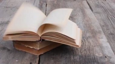 eski açık bir kitap sayfalarını güçlü fırtınalı Rüzgar dönüyor