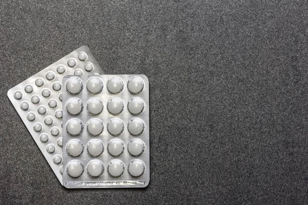 Blister Con Pillole Bianche Sfondo Grigio Con Spazio Testo — Foto Stock