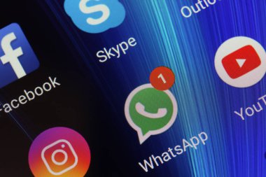Adıge, Rusya - 2 Ocak 2018: app simgeleri Whatsapp, Youtube, instagram, Facebook ve Skype üstünde belgili tanımlık perde smartphone Xiaomi