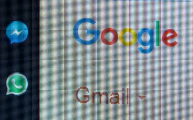 Adıge, Rusya - 3 Ocak 2018: Google ve Google logoları posta ve app simgeleri Whatsapp ve Facebook Messenger bilgisayar monitör