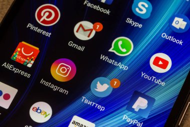 Adıge, Rusya - 3 Ocak 2018: Whatsapp, Youtube, instagram, Facebook, Skype ve diğer app kutsal kişilerin resmi üstünde belgili tanımlık smartphone perde Xiaomi
