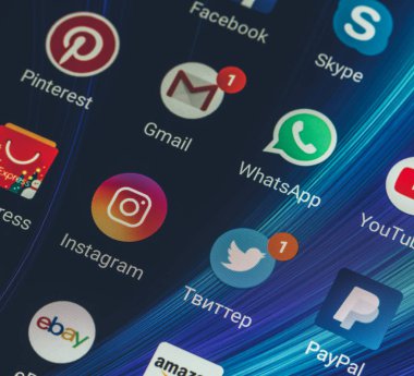Adıge, Rusya - 3 Ocak 2018: Whatsapp, Youtube, instagram, Facebook, Skype ve diğer app kutsal kişilerin resmi üstünde belgili tanımlık smartphone perde Xiaomi