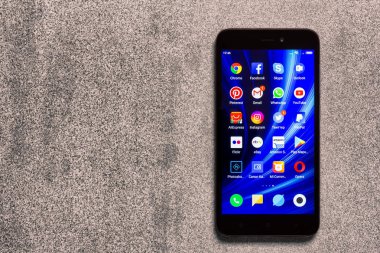 Adıge, Rusya - 3 Ocak 2018: app simgeleri Whatsapp, Youtube, instagram, Facebook, Skype, Amazon, Twitter, pinterest ve diğer akıllı telefon Xiaomi ekrandaki